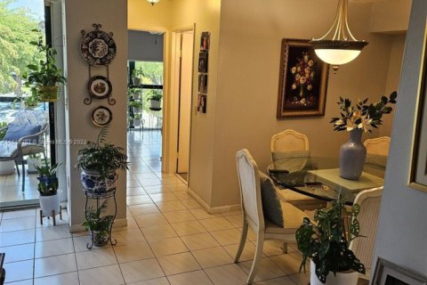 Condo in Miami, Florida, 2 bedrooms  № 1868041 - photo 1