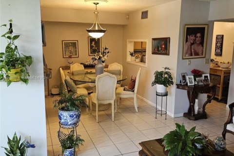 Condo in Miami, Florida, 2 bedrooms  № 1868041 - photo 2