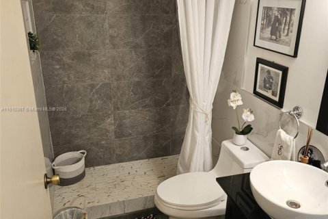Condo in Miami, Florida, 2 bedrooms  № 1868041 - photo 3