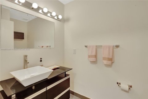 Condo in Doral, Florida, 2 bedrooms  № 1926757 - photo 12