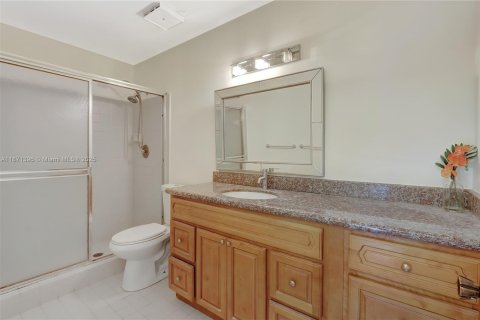 Condo in Doral, Florida, 2 bedrooms  № 1926757 - photo 21