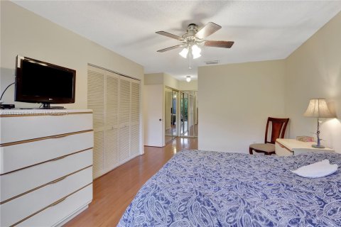 Condo in Doral, Florida, 2 bedrooms  № 1926757 - photo 17