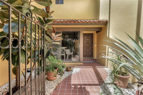 Condo in Doral, Florida, 2 bedrooms  № 1926757 - photo 3