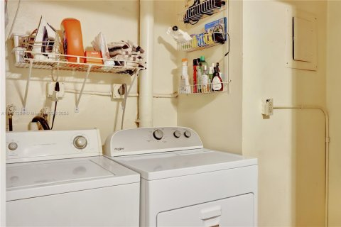 Condo in Doral, Florida, 2 bedrooms  № 1926757 - photo 22