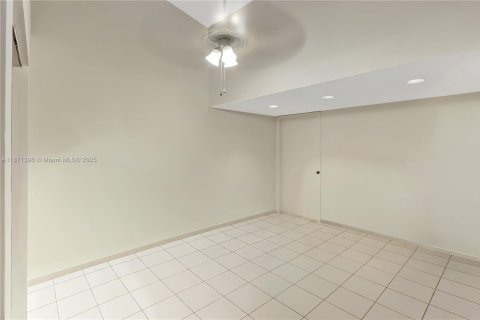Condo in Doral, Florida, 2 bedrooms  № 1926757 - photo 14