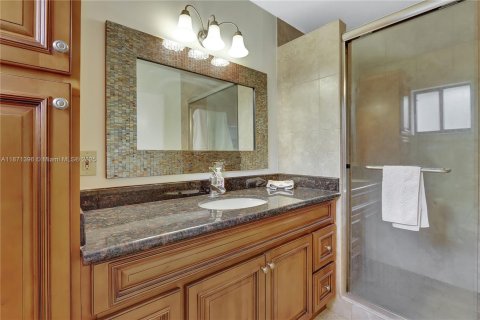 Condo in Doral, Florida, 2 bedrooms  № 1926757 - photo 18