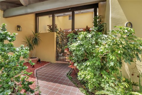 Condo in Doral, Florida, 2 bedrooms  № 1926757 - photo 2