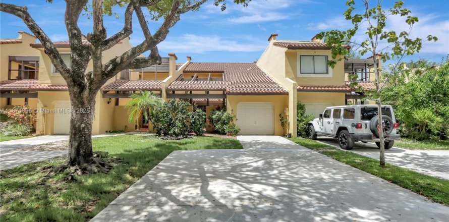 Condo in Doral, Florida, 2 bedrooms № 1926757