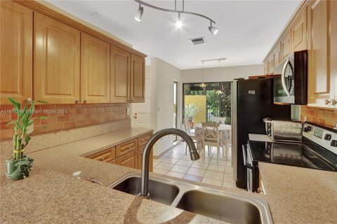 Condo in Doral, Florida, 2 bedrooms  № 1926757 - photo 10