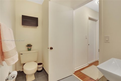 Condo in Doral, Florida, 2 bedrooms  № 1926757 - photo 13