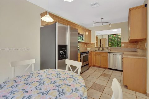 Condo in Doral, Florida, 2 bedrooms  № 1926757 - photo 11