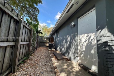 Casa en alquiler en Fort Lauderdale, Florida, 2 dormitorios, 213.58 m2 № 1999860 - foto 9