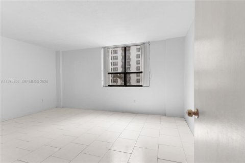 Condominio en venta en Bal Harbour, Florida, 1 dormitorio, 94.67 m2 № 2044559 - foto 19