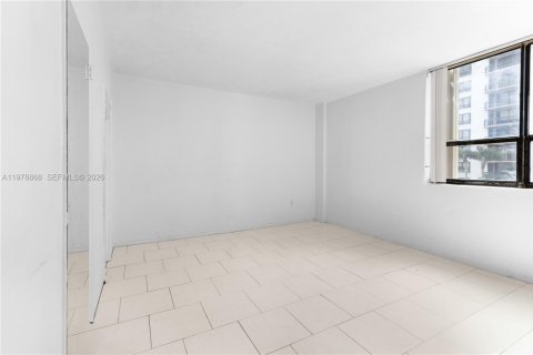 Condominio en venta en Bal Harbour, Florida, 1 dormitorio, 94.67 m2 № 2044559 - foto 20