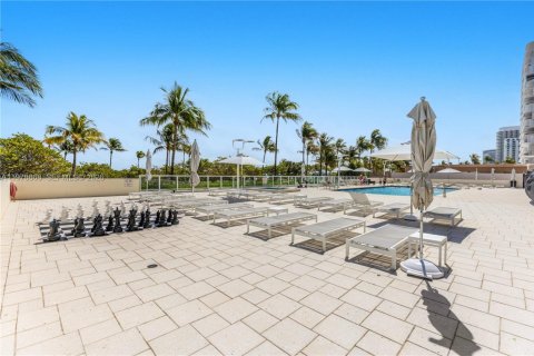 Condominio en venta en Bal Harbour, Florida, 1 dormitorio, 94.67 m2 № 2044559 - foto 14