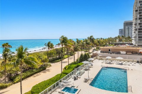 Condominio en venta en Bal Harbour, Florida, 1 dormitorio, 94.67 m2 № 2044559 - foto 12