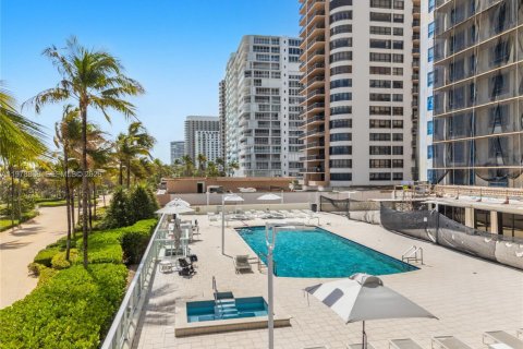 Condominio en venta en Bal Harbour, Florida, 1 dormitorio, 94.67 m2 № 2044559 - foto 11