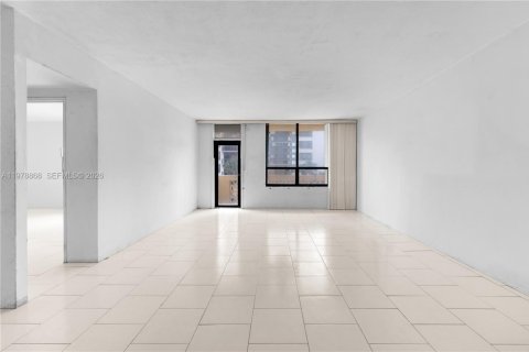 Condominio en venta en Bal Harbour, Florida, 1 dormitorio, 94.67 m2 № 2044559 - foto 17