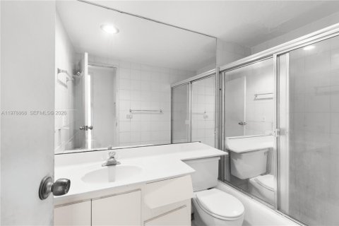 Condominio en venta en Bal Harbour, Florida, 1 dormitorio, 94.67 m2 № 2044559 - foto 21