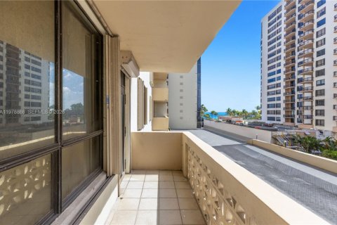 Condominio en venta en Bal Harbour, Florida, 1 dormitorio, 94.67 m2 № 2044559 - foto 22