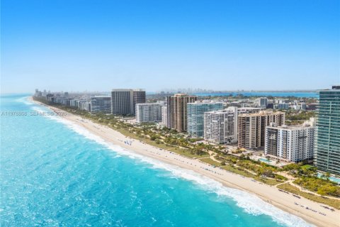 Condominio en venta en Bal Harbour, Florida, 1 dormitorio, 94.67 m2 № 2044559 - foto 2