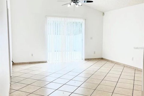 House in Orlando, Florida 3 bedrooms, 112.23 sq.m. № 2211164 - photo 9