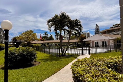 Condo in Hallandale Beach, Florida, 2 bedrooms  № 1333353 - photo 2