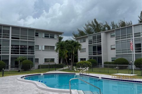 Condo in Hallandale Beach, Florida, 2 bedrooms  № 1333353 - photo 16