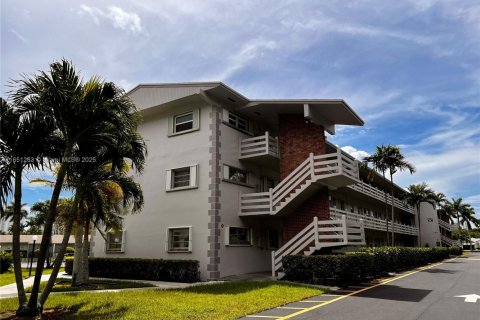 Condo in Hallandale Beach, Florida, 2 bedrooms  № 1333353 - photo 5