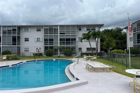 Condo in Hallandale Beach, Florida, 2 bedrooms  № 1333353 - photo 17
