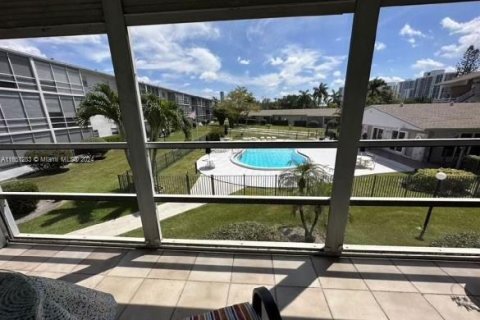 Condo in Hallandale Beach, Florida, 2 bedrooms  № 1333353 - photo 1