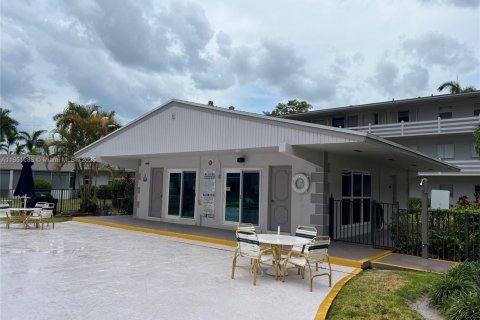 Condo in Hallandale Beach, Florida, 2 bedrooms  № 1333353 - photo 18