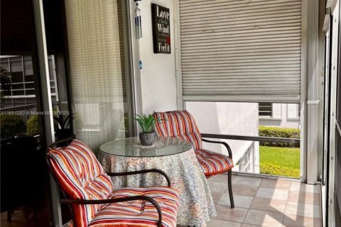 Condo in Hallandale Beach, Florida, 2 bedrooms  № 1333353 - photo 15