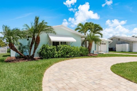 House in New Port Richey, Florida 3 bedrooms, 179.67 sq.m. № 1857679 - photo 5