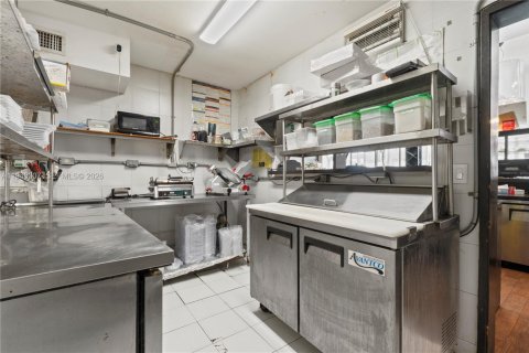 Propiedad comercial en venta en Miami, Florida № 2088647 - foto 18