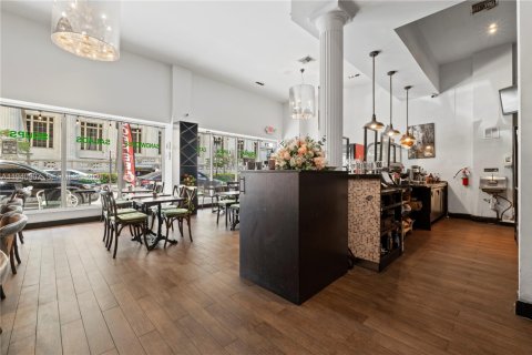 Propiedad comercial en venta en Miami, Florida № 2088647 - foto 6