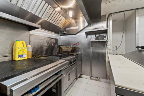 Propiedad comercial en venta en Miami, Florida № 2088647 - foto 19