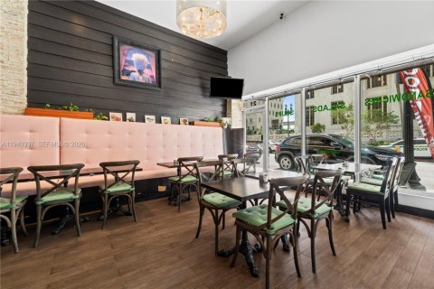 Propiedad comercial en venta en Miami, Florida № 2088647 - foto 3