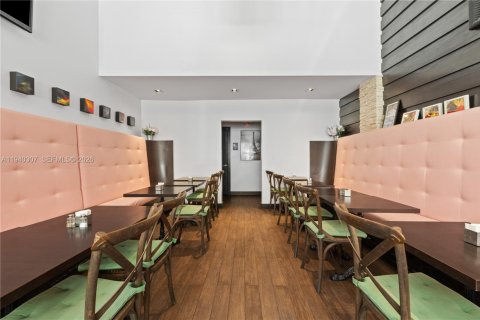Propiedad comercial en venta en Miami, Florida № 2088647 - foto 11