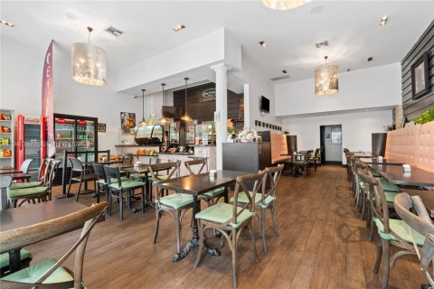 Propiedad comercial en venta en Miami, Florida № 2088647 - foto 8