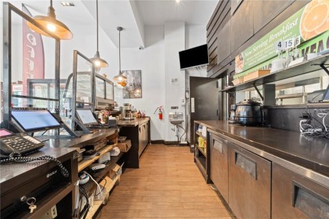 Propiedad comercial en venta en Miami, Florida № 2088647 - foto 12
