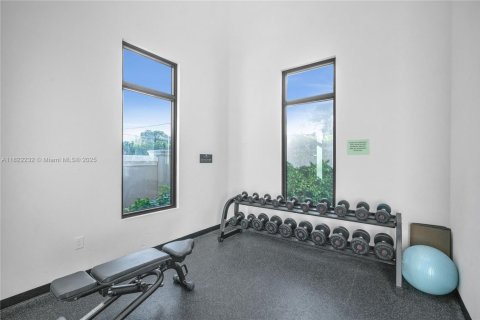 House in Hollywood, Florida 6 bedrooms, 442.59 sq.m. № 1787289 - photo 21