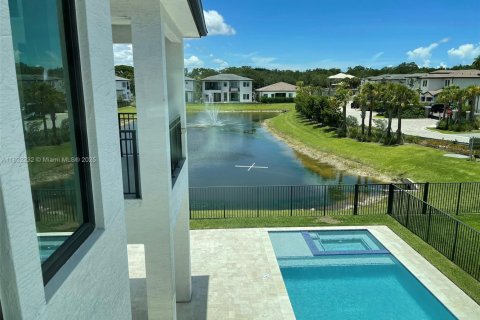 House in Hollywood, Florida 6 bedrooms, 442.59 sq.m. № 1787289 - photo 9