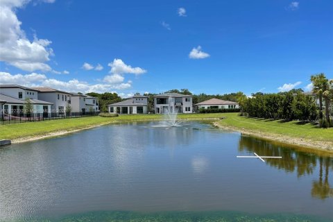 House in Hollywood, Florida 6 bedrooms, 442.59 sq.m. № 1787289 - photo 10