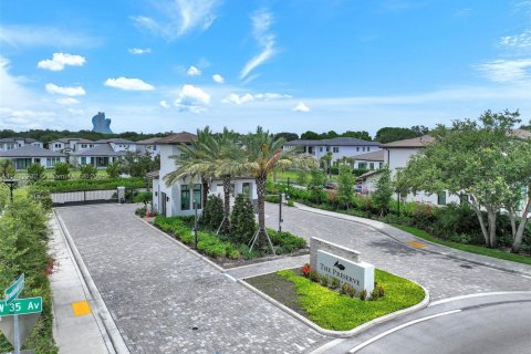 House in Hollywood, Florida 6 bedrooms, 442.59 sq.m. № 1787289 - photo 27