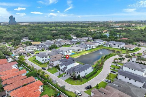 House in Hollywood, Florida 6 bedrooms, 442.59 sq.m. № 1787289 - photo 13