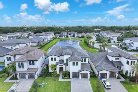 House in Hollywood, Florida 6 bedrooms, 442.59 sq.m. № 1787289 - photo 12