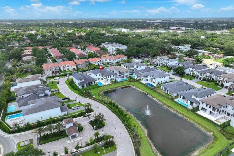 House in Hollywood, Florida 6 bedrooms, 442.59 sq.m. № 1787289 - photo 28