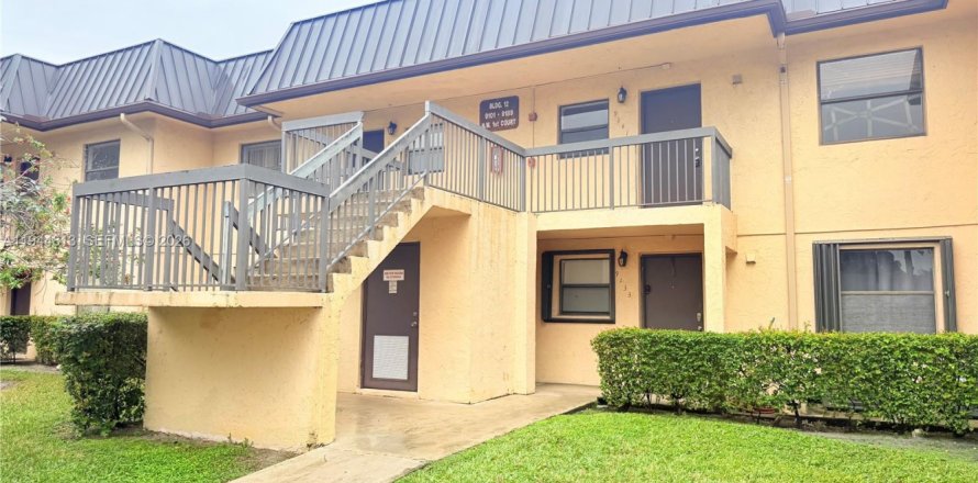 Кондоминиум с 2 спальнями в Пемброк-Пайнс, Флорида № 2001400