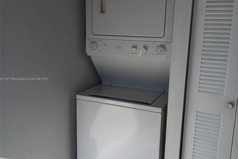 Townhouse in Sweetwater, Florida 3 bedrooms, 108.97 sq.m. № 1923141 - photo 14